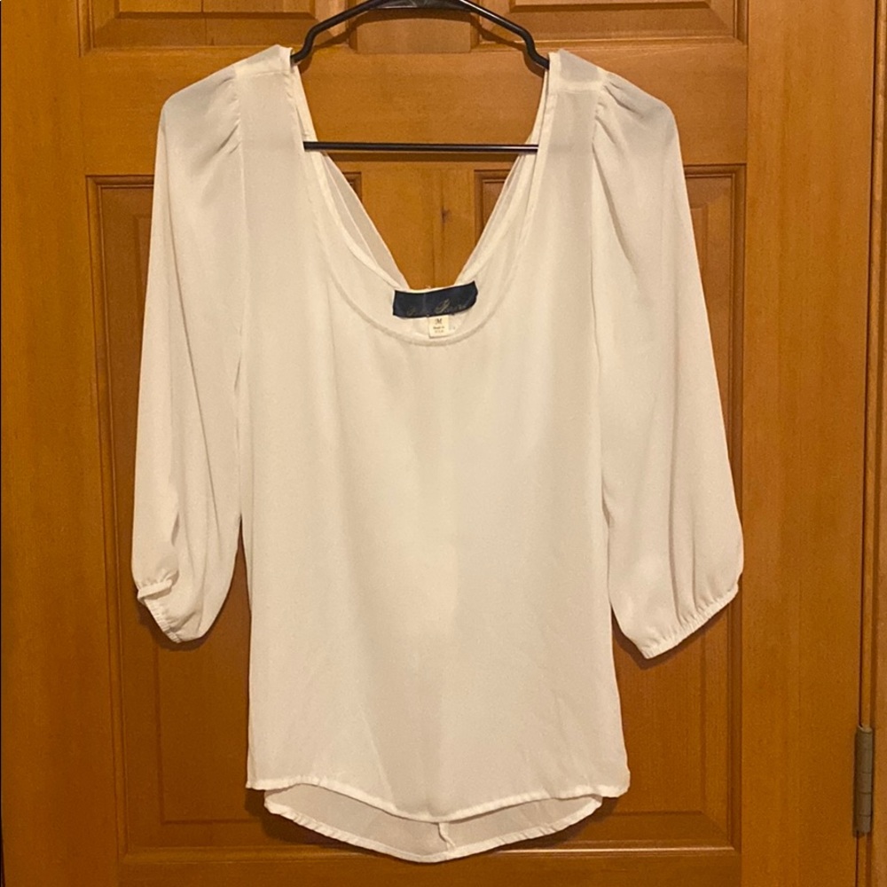 White scoop neck blouse w/ gorgeous back bow